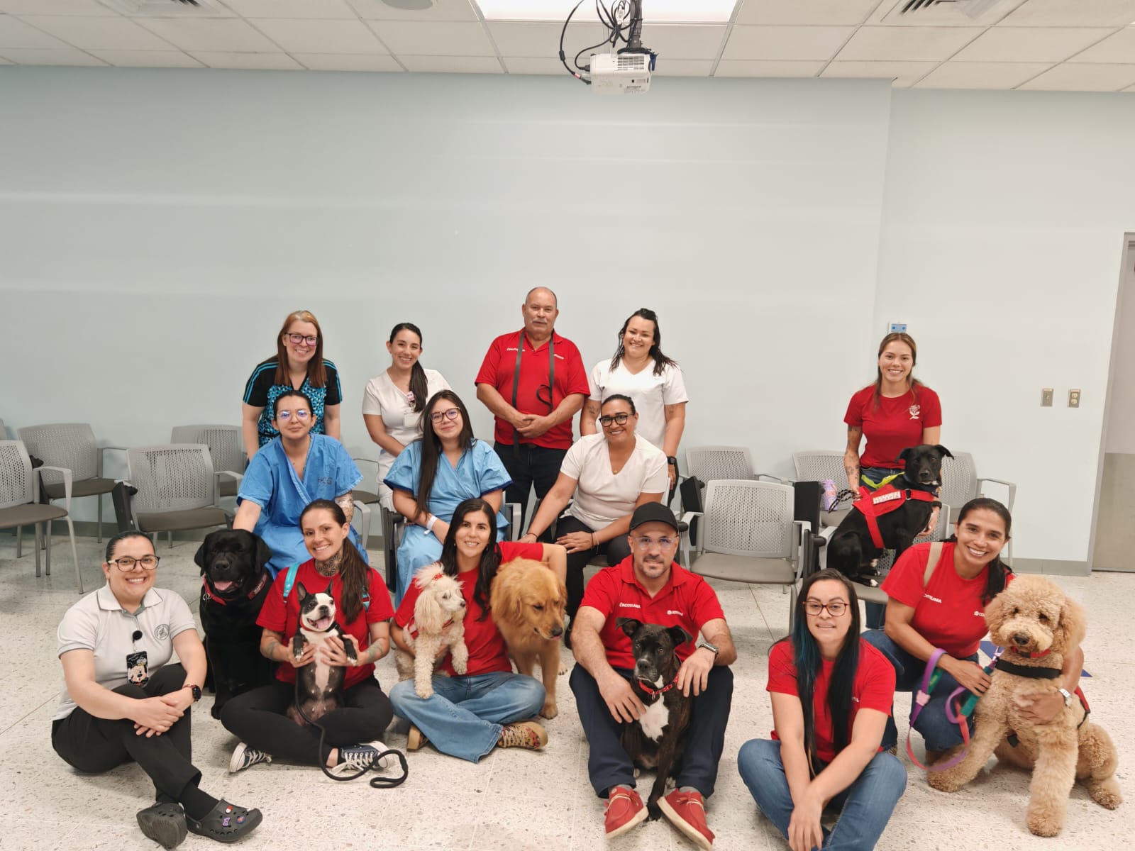 Equipo ACOTEAMA y personal hospital Calderón Guardia